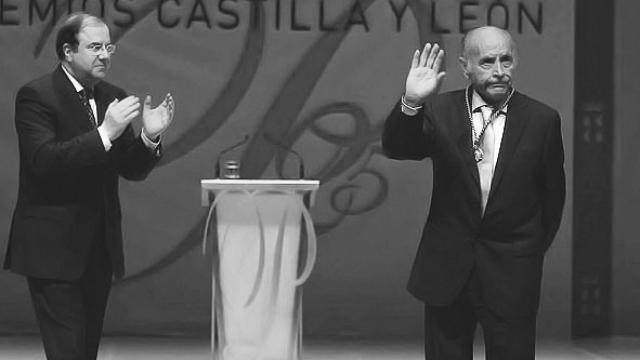 Ángel Mateos recibe el Premio de las Artes Castilla y León 2008 de manos de Juan Vicente Herrera