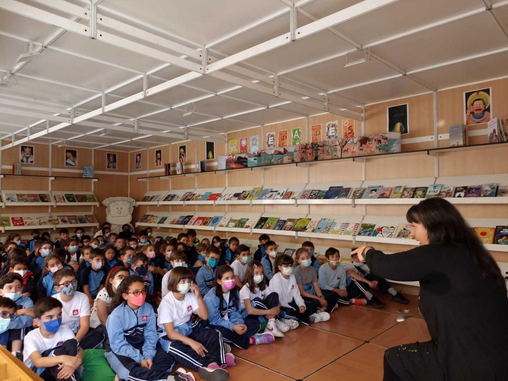 Una actividad infantil en la Feria del Libro de Salamanca