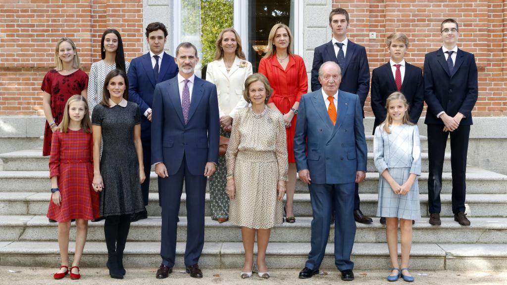 Los Eméritos junto a sus tres hijos, todos sus nietos y la reina Letizia, en una fotografía captada en 2018.