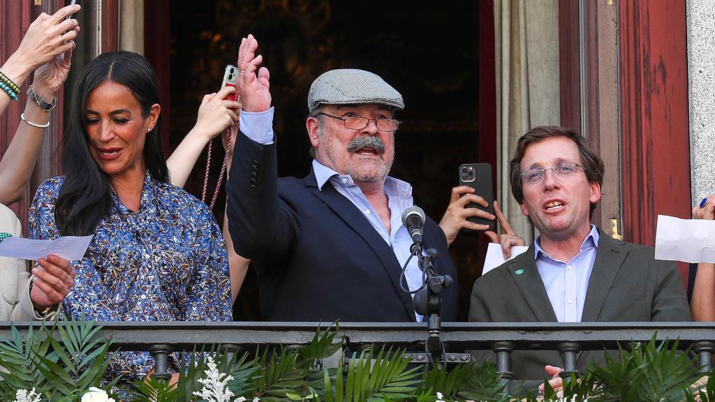 Antonio Resines junto a Begoña Villacís y José Luis Martínez-Almeida.