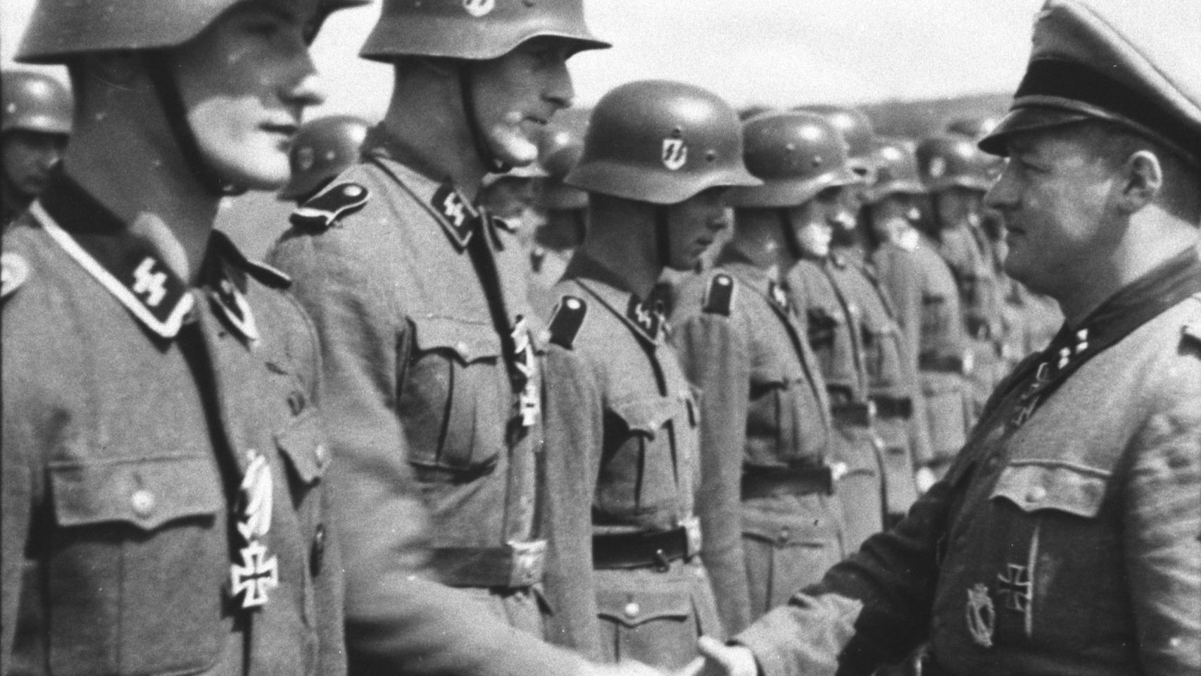 Entrega de condecoraciones a los voluntarios de la División Wiking. / Bundesarchiv