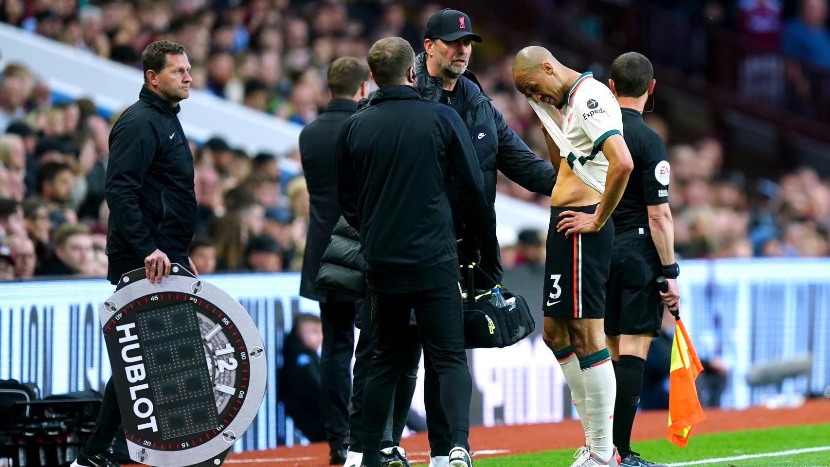 Fabinho dialogando con Jürgen Klopp en un partido del Liverpool