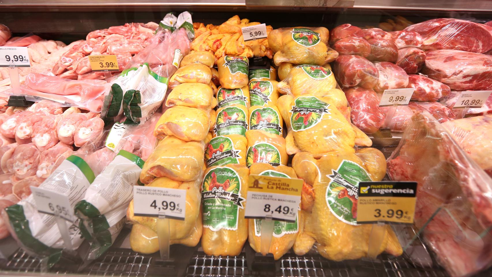 Productos cárnicos a la venta en un supermercado de Toledo.