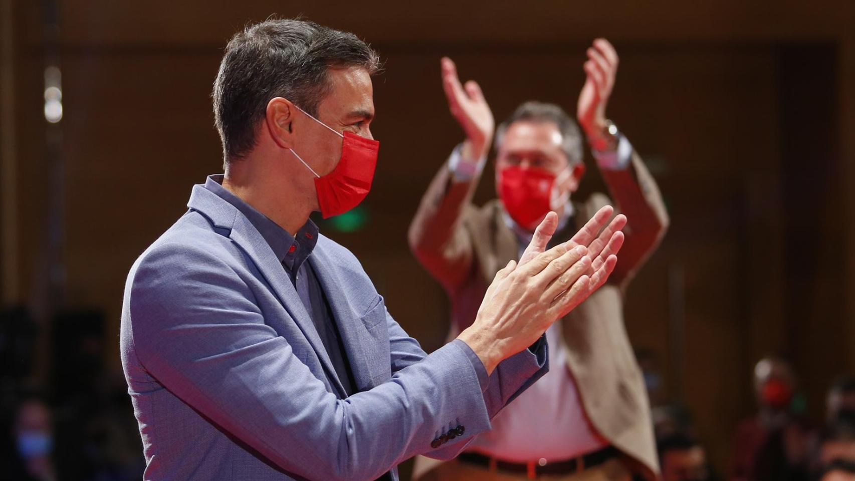 El presidente del Gobierno, Pedro Sánchez, con Juan Espadas al fondo cuando fue proclamado candidato en Granada.