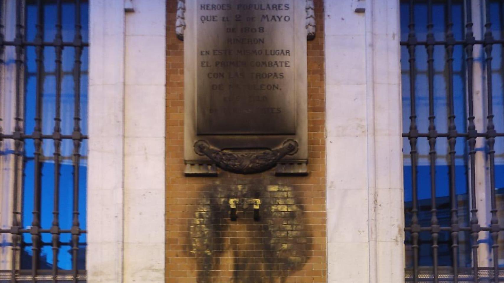Así han quedado la placa y la corona a los Héroes del Dos de Mayo de la Real Casa de Correos. de Madrid.
