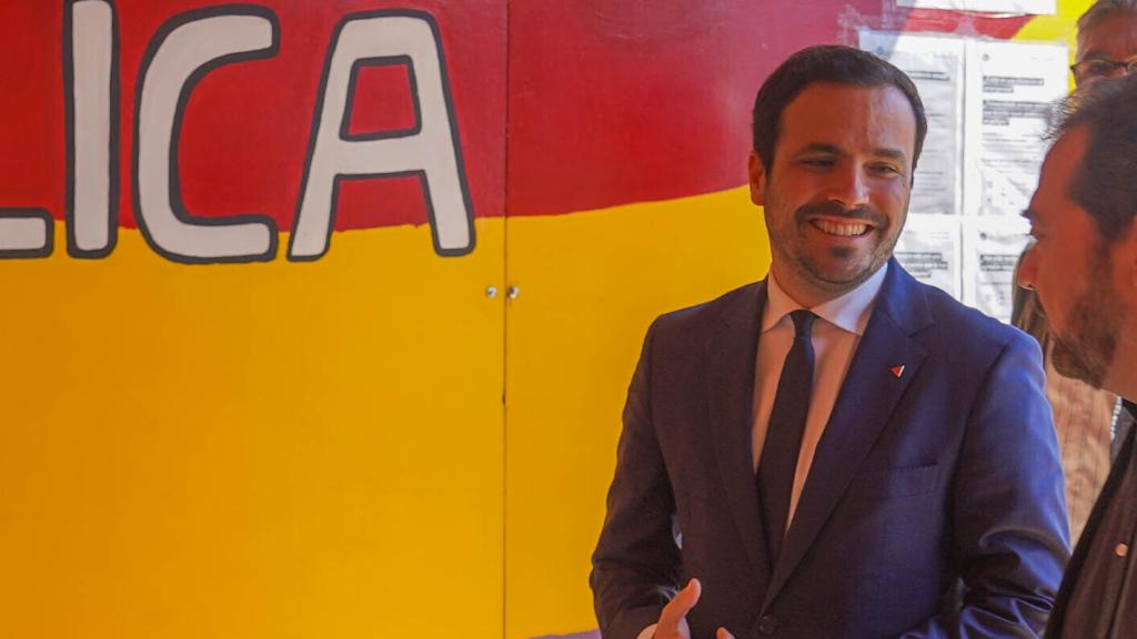 Alberto Garzón, en una caseta republicana de la Feria de Sevilla, junto a Inma Nieto, candidata de Por Andalucía.