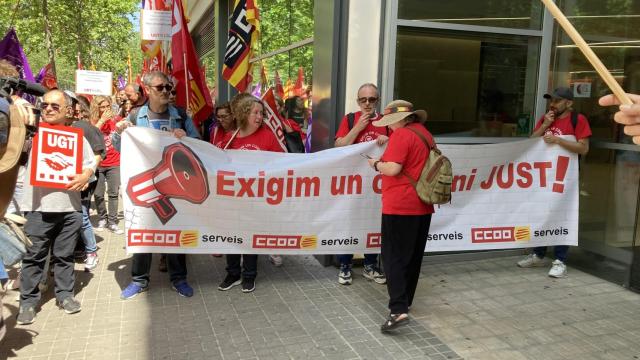 Los sindicatos se concentran en la puerta de una empresa de contact center de Barcelona en la primera jornada de huelga de 24 horas.
