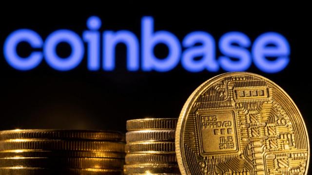 Representación de criptomonedas frente a un logo de Coinbase.