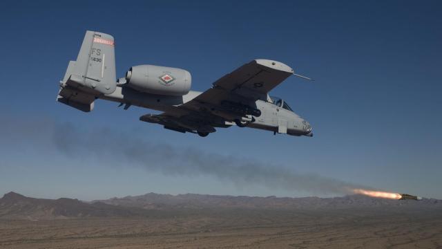 Caza A-10 lanzando un misil Maverick