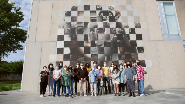 Anfitrionas y Susana Blanco en un mural de Brión en 2021.