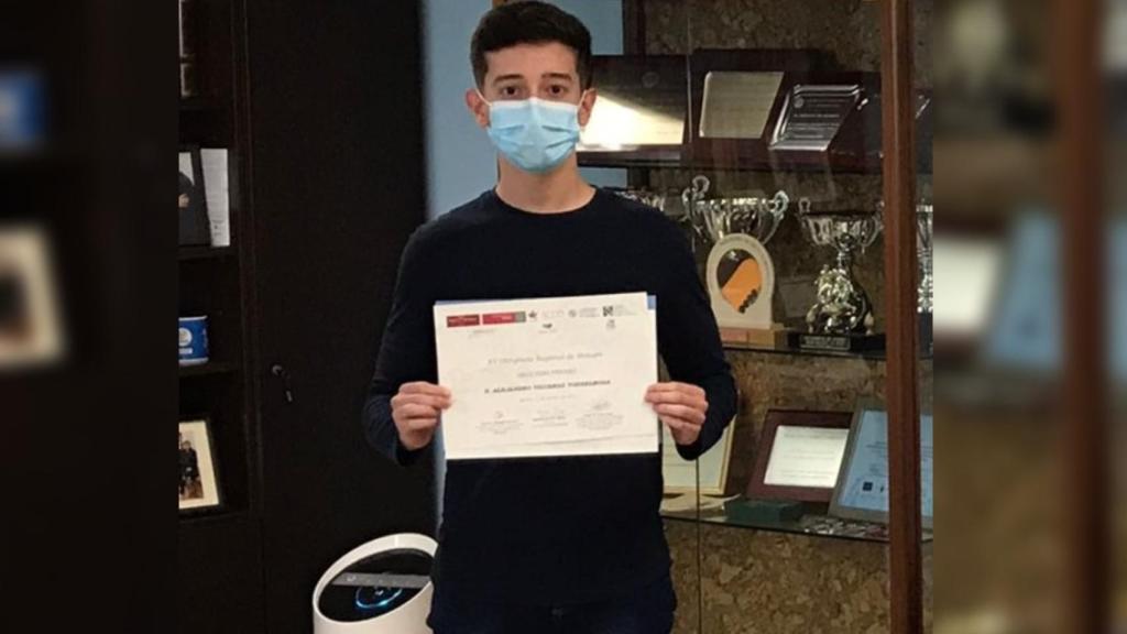 Alejandro Vigueras, con 17 años, tras recibir el segundo premio de las Olimpiadas de Biología de la Región de Murcia.