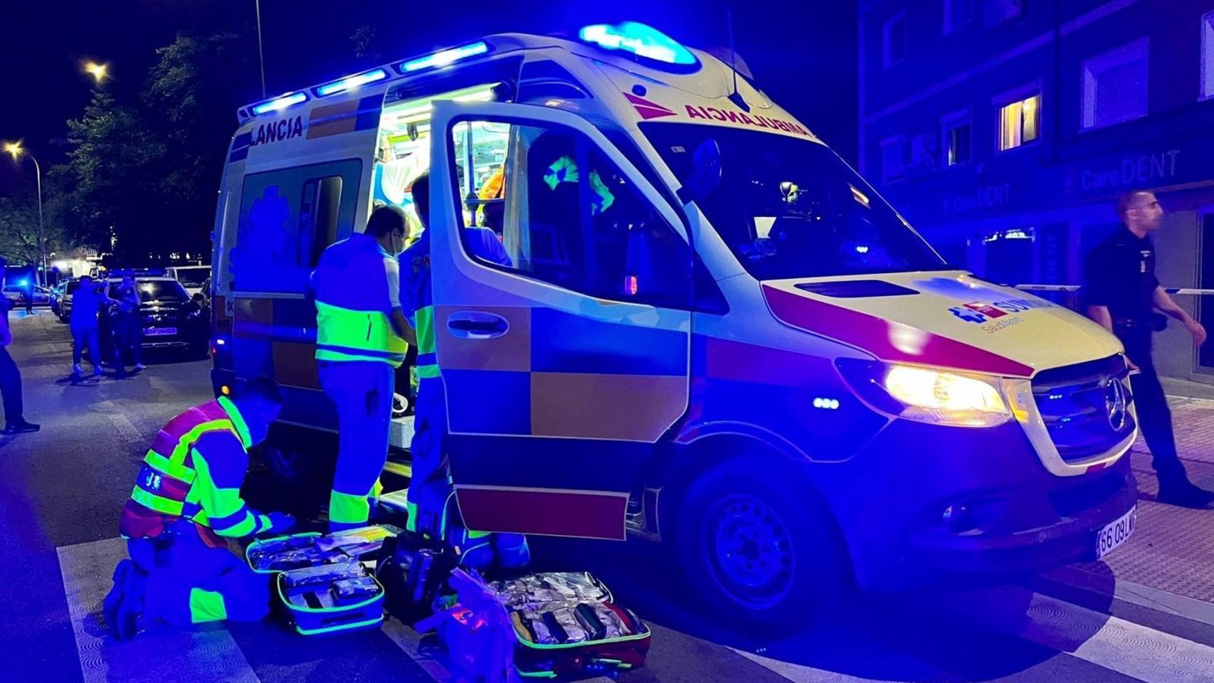 Sanitarios del SUMMA 112 a su llegada al lugar de los hechos en Móstoles.