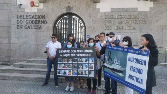 Protesta de los familiares de los 21 fallecidos en el naufragio del ‘Villa de Pitanxo’ ante la Delegación del Gobierno en Galicia, en A Coruña.