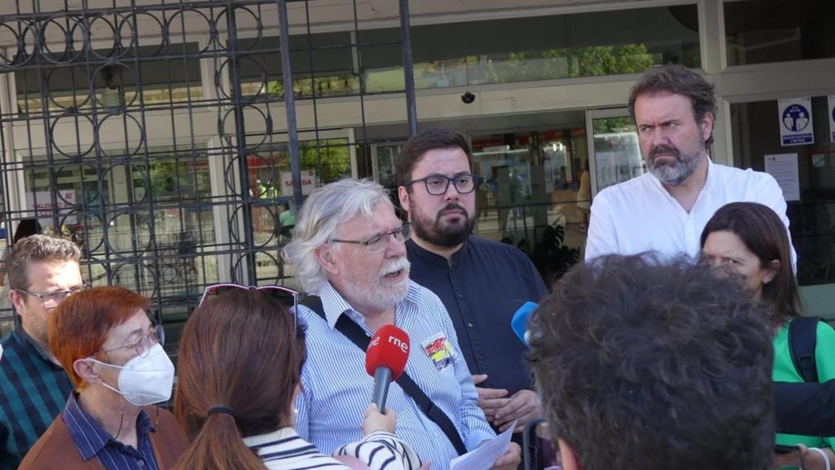 Celso Pazos, portavoz de la Asamblea Republicana de Vigo, junto a los portavoces municipales de BNG, Xabier Pérez Igrexas, y Marea de Vigo, Rubén Pérez Correa.