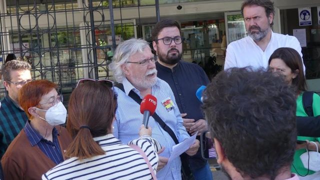 Celso Pazos, portavoz de la Asamblea Republicana de Vigo, junto a los portavoces municipales de BNG,  Xabier Pérez Igrexas, y Marea de Vigo, Rubén Pérez Correa.