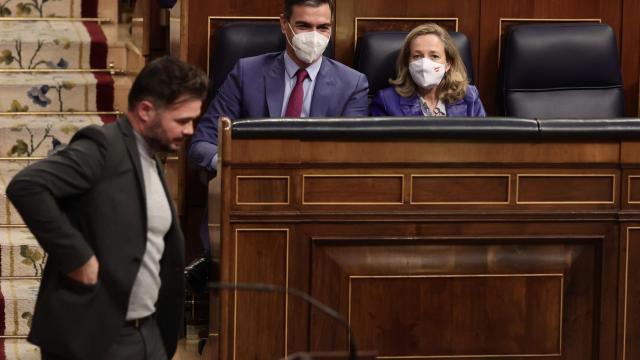 El portavoz de ERC en el Congreso, Gabriel Rufián, pasa por delante del presidente del Gobierno, Pedro Sánchez, y la vicepresidenta primera del Gobierno y la ministra Nadia Calviño.