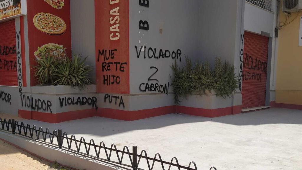 Grafitis sobre el establecimiento.