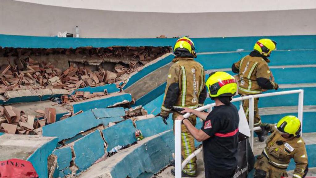 el equipo del Consorcio provincial de Bomberos ha comprobado los daños en las gradas.