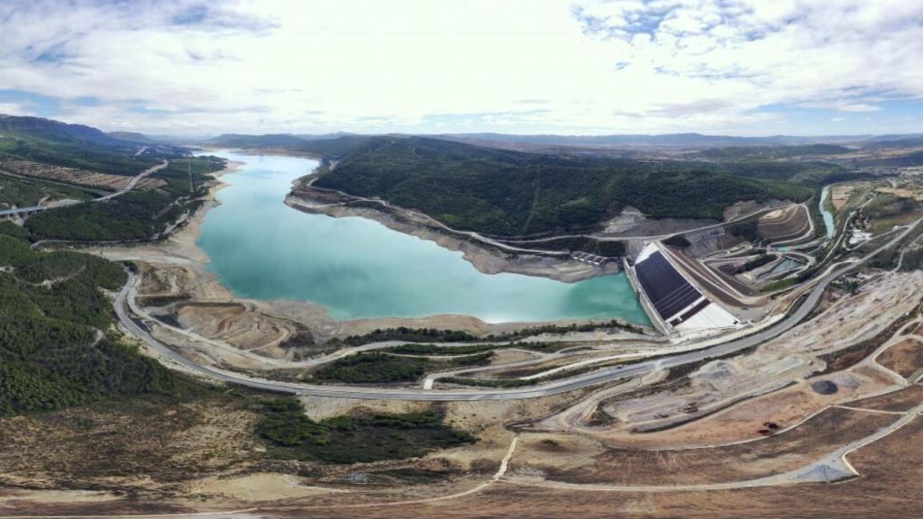 Presa de un río.