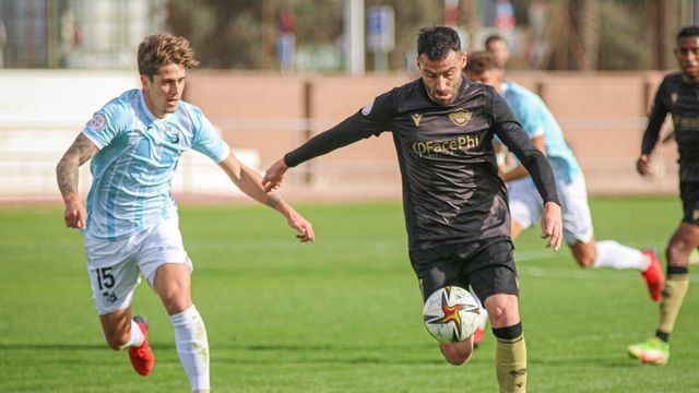 Benja se prepara para disparar ante un jugador de La Nucía en el partido de la primera vuelta.