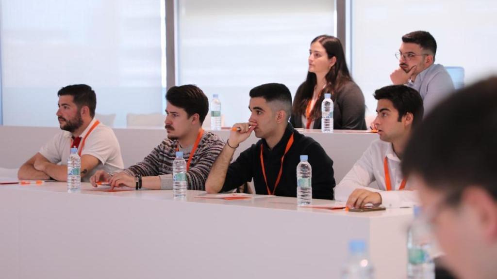 Pablo Rodríguez, izquierda, critica desde Jóvenes Cs la deriva nacionalista en la Comunidad Valenciana.