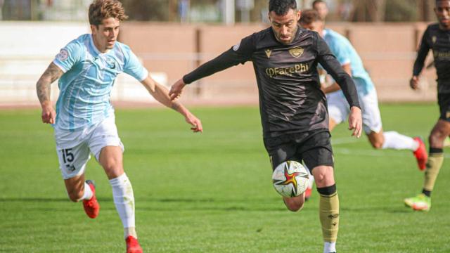 Benja se prepara para disparar ante un jugador de La Nucía en el partido de la primera vuelta.