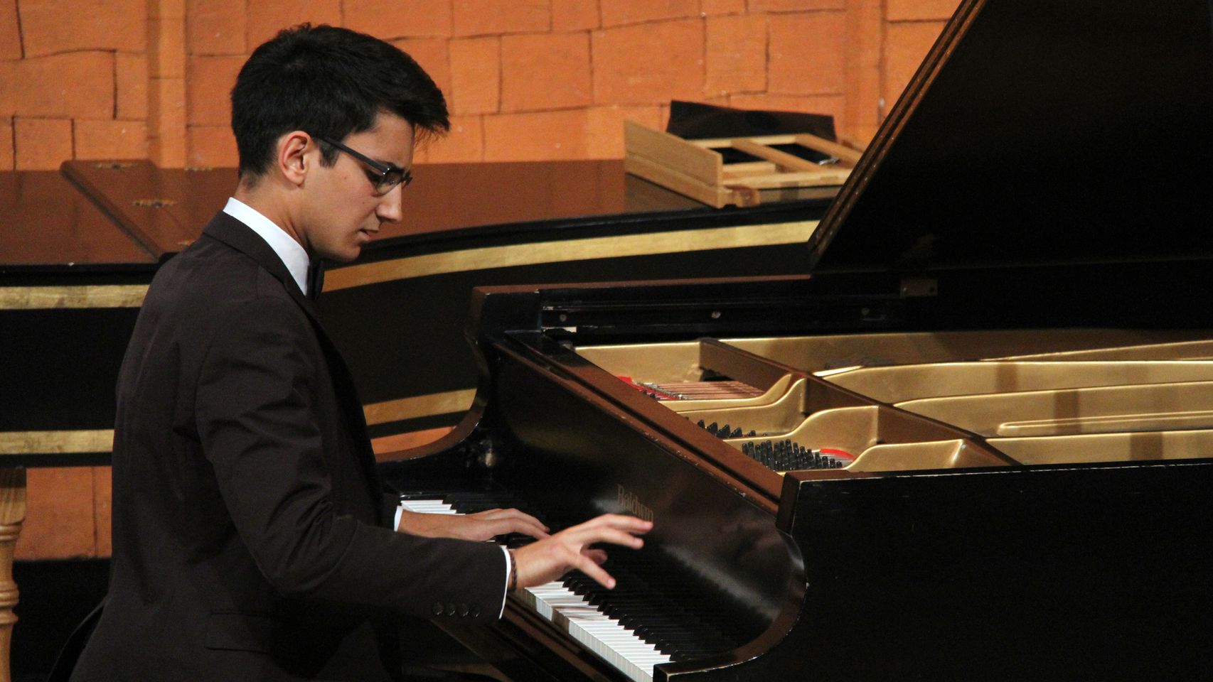 Foto: archivo. Un estudiante de piano en el Conservatorio Profesional de Música de León