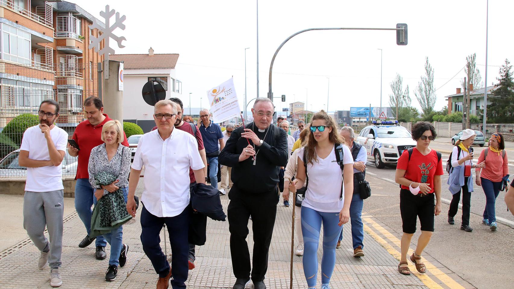 El obispo de León, Luis Ángel de las Heras, participa en la Peregrinación a La Virgen del Camino (León), acompañado por el alcalde de Valverde de La Virgen, David Fernández y la delegada territorial, Ester Muñoz