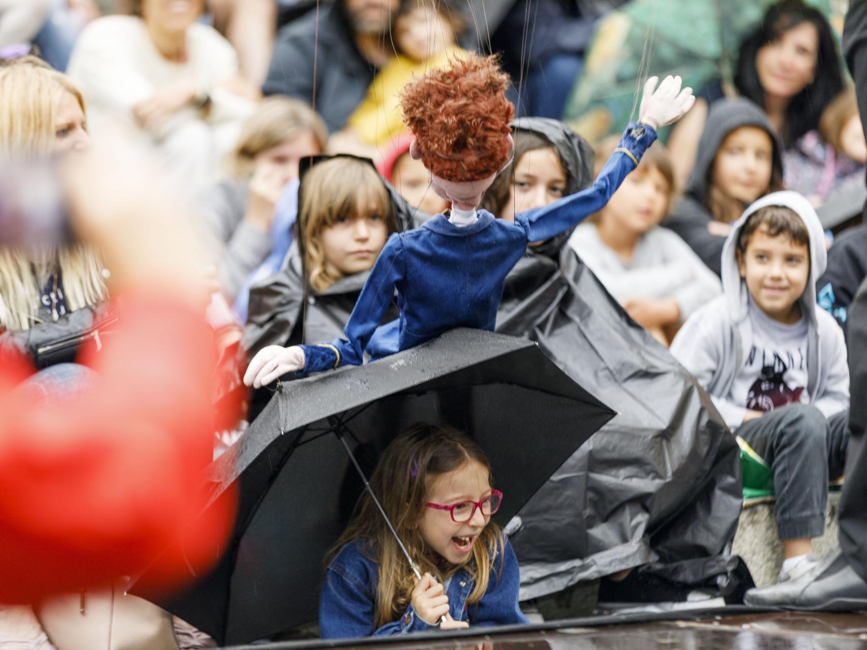 El Titirimundi, con paraguas.