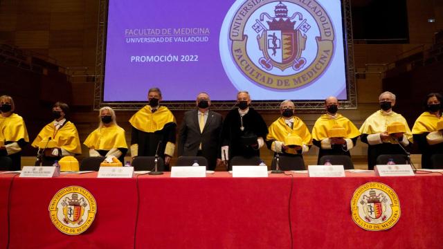 Graduación de los alumnos de Medicina de la UVa. Asisten, el consejero de Sanidad, Alejandro Vázquez, y el rector, Antonio Largo