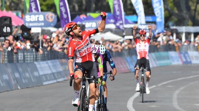 Thoma de Gendt celebrando su victoria en el Giro de Italia 2022
