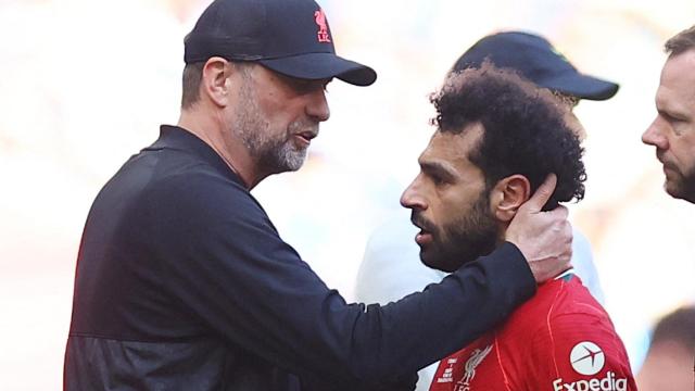 Jürgen Klopp consuela a Mohamed Salah tras lesionarse en la final de la FA Cup