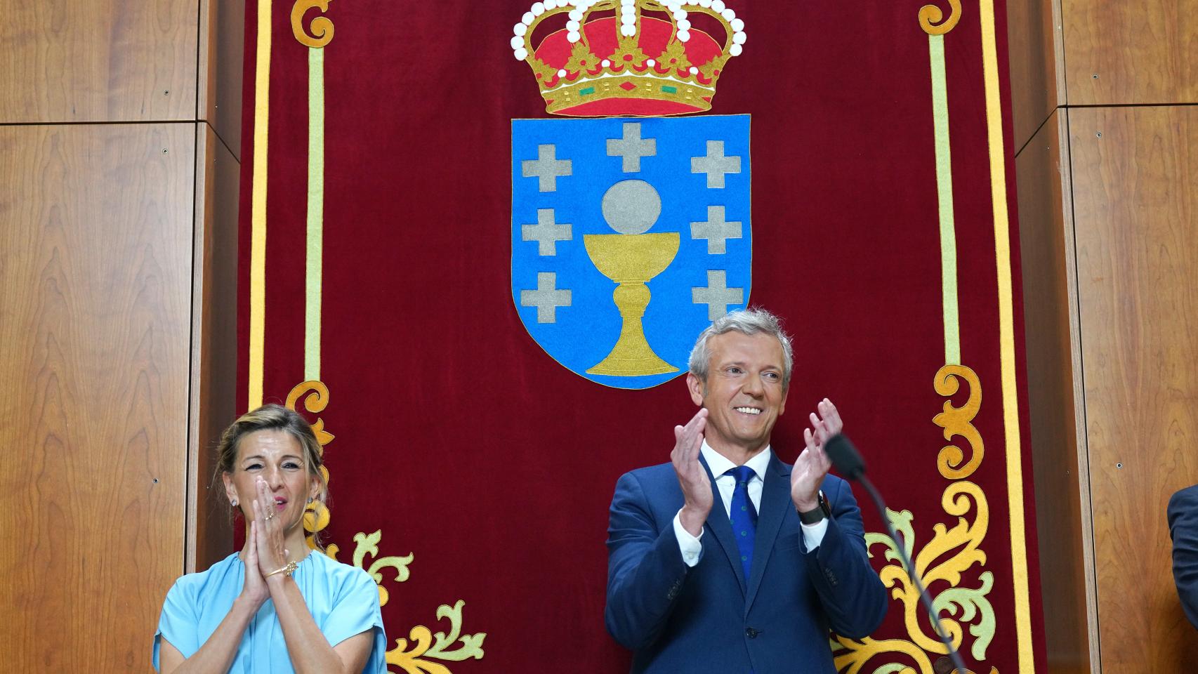 La vicepresidenta segunda del Gobierno, Yolanda Díaz, junto al presidente de la Xunta de Galicia, Alfonso Rueda, en la toma de posesión de este último el sábado 14 de mayo