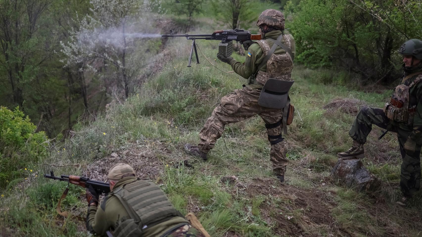 Soldados ucranianos utilizando un lanzagranadas antitanque como parte de sus ejercicios de maniobras en Dnipropetrovsk, en una imagen tomada este sábado 14 de mayo