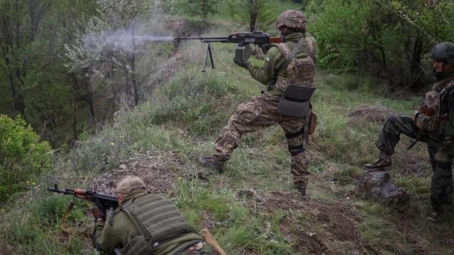 Efectivos de las Fuerzas de Defensa de Ucrania durante un entrenamiento tras la invasión rusa.