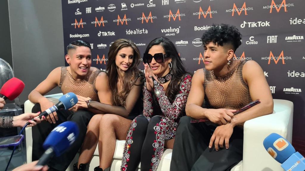 Chanel y sus bailarines.