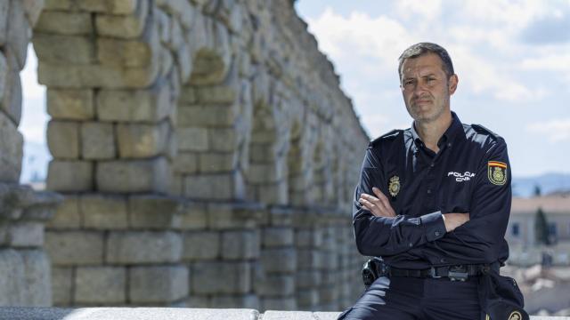 El Inspector del CNP de Segovia, Julio Casado, ante el acueducto