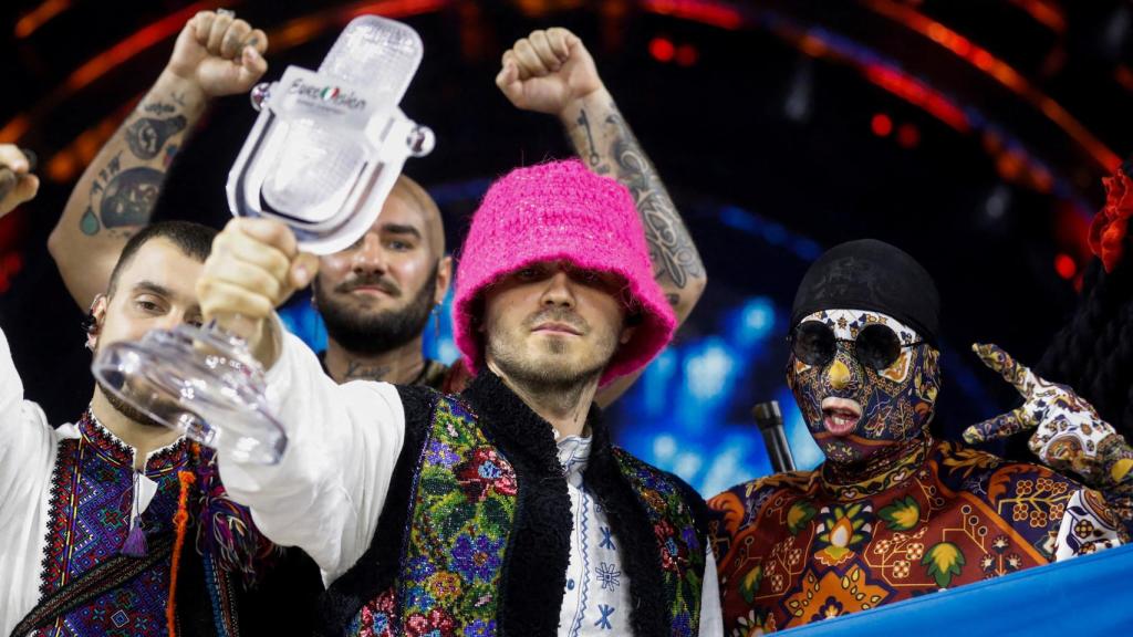 La delegación ucraniana tras vencer en Eurovisión 2022.