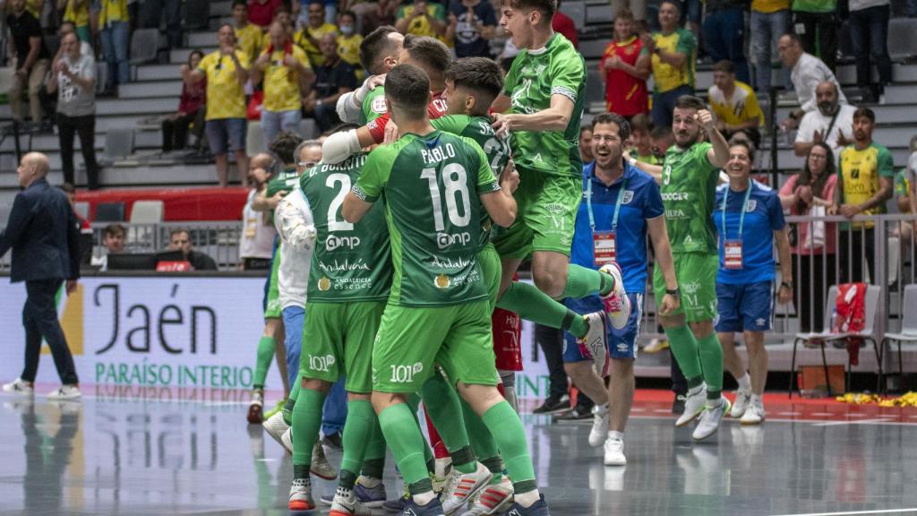 Los jugadores del CD UMA Antequera celebran en la Copa del Rey.