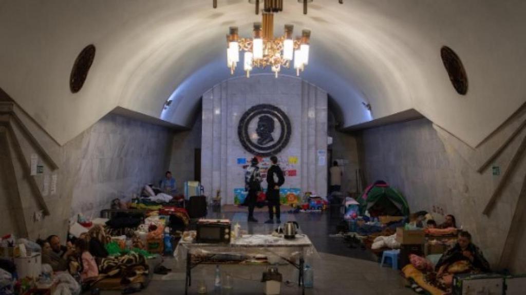 Con la efigie de Pushkin presidiendo la estación, las tiendas de campaña y los colchones se acumulan en el suelo