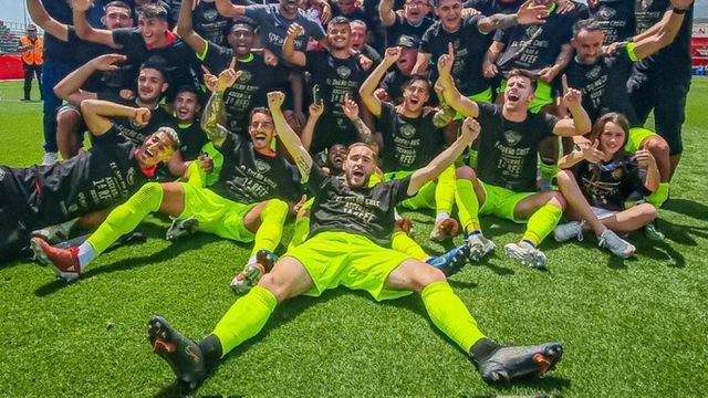 Los jugadores del Intercity celebran el ascenso conseguido tras ganar a La Nucía.