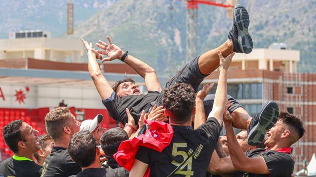 El entrenador Siviero manteado por sus jugadores por lograr el ascenso a Primera RFEF.