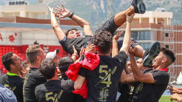 El entrenador Siviero manteado por sus jugadores por lograr el ascenso a Primera RFEF.