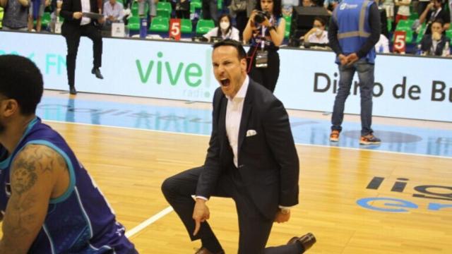 El presidente del San Pablo Burgos baja al parqué para obligar a sus jugadores que se arrodillen