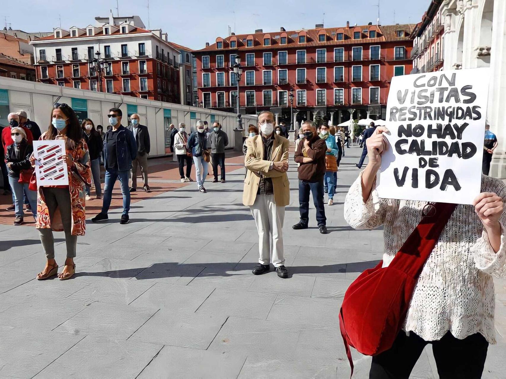 Imagen de archivo de una movilización de la Plataforma de afectados por la gestión de las residencias en Valladolid.