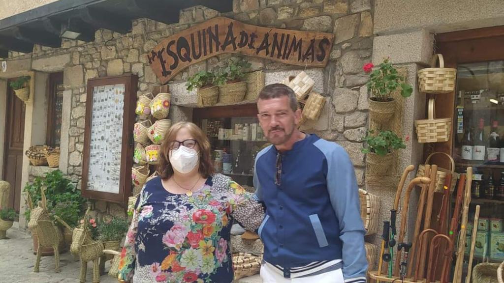 Antonio Banderas se ha fotografiado con la dueña de un negocio local