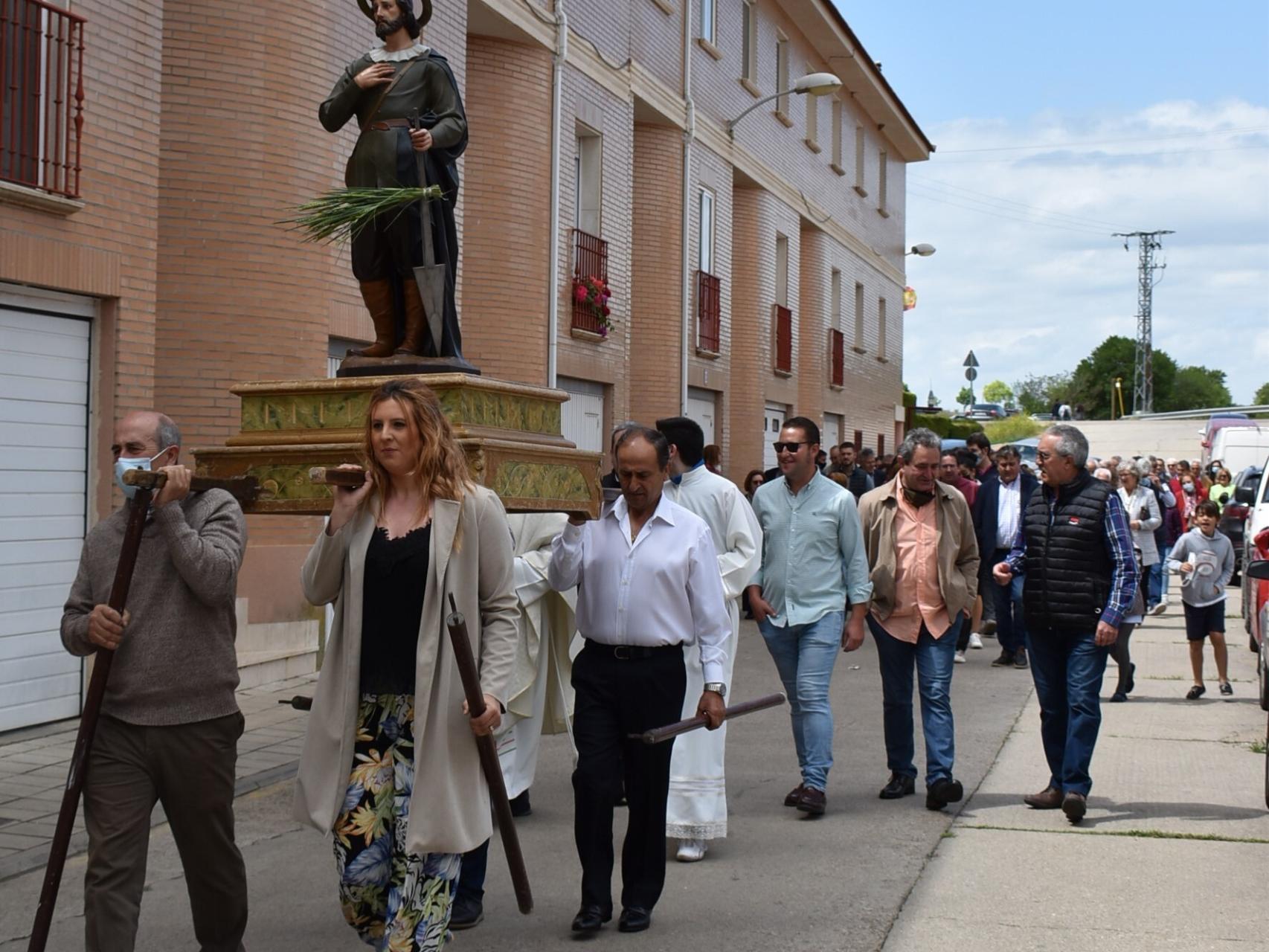 Cigales festeja San Isidro con la tradicional procesión y bendición en las viñas