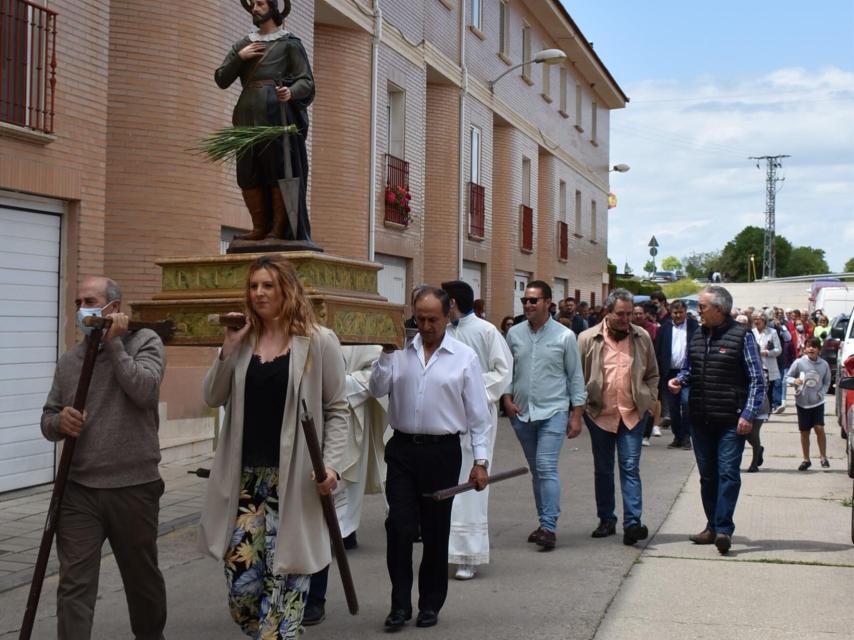 Cigales festeja San Isidro con la tradicional procesión y bendición en las viñas