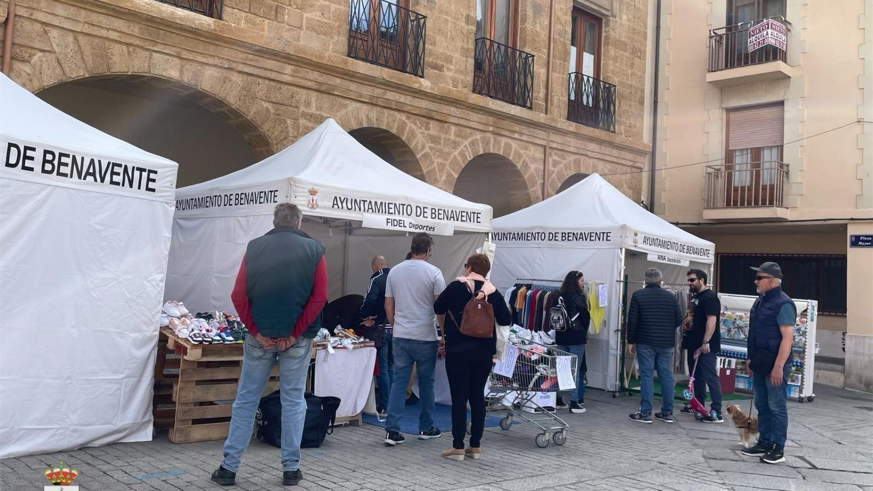 Veinte comercios llenan la Plaza Mayor de Benavente en la nueva edición de la Feria del Stock