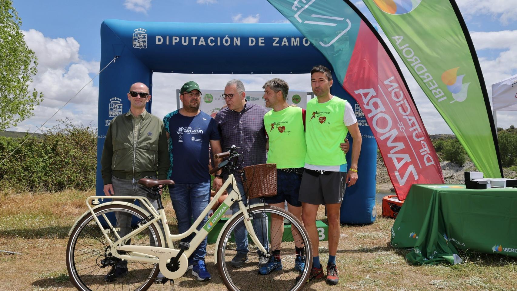 Los alcaldes de Ricobayo y Muelas del Pan, el vicepresidente segundo de la Diputación de Zamora, el delegado de Iberdrola en Castilla y León y el organizador del Zangarun 2022